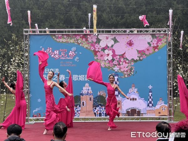 ▲九族櫻花祭25週年紀念盛典開幕，邀請台日歌姬許景淳、飛鳥奉美共同代言。（圖／九族文化村提供）