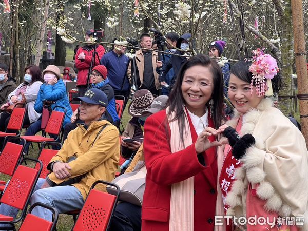 ▲九族櫻花祭25週年紀念盛典開幕，邀請台日歌姬許景淳（右二）、飛鳥奉美（右）共同代言。（圖／九族文化村提供）