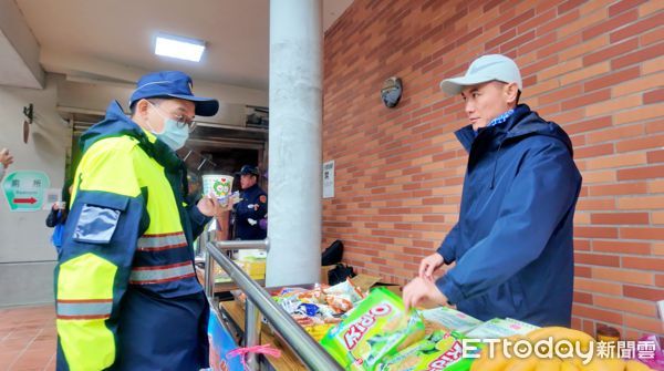 ▲瑞芳警暖心設置「行動補給站」。（圖／記者郭世賢翻攝）