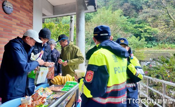 ▲瑞芳警暖心設置「行動補給站」。（圖／記者郭世賢翻攝）