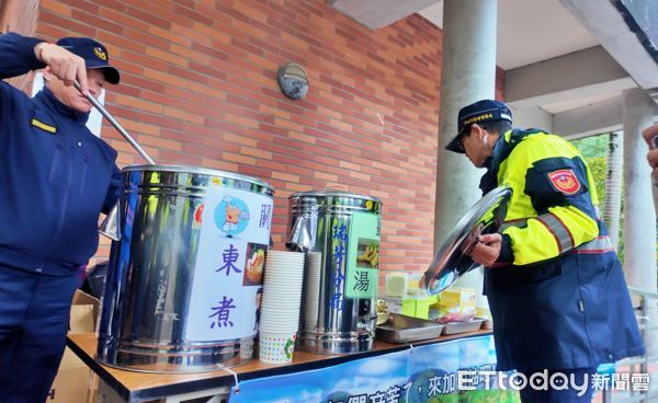 ▲瑞芳警暖心設置「行動補給站」。（圖／記者郭世賢翻攝）