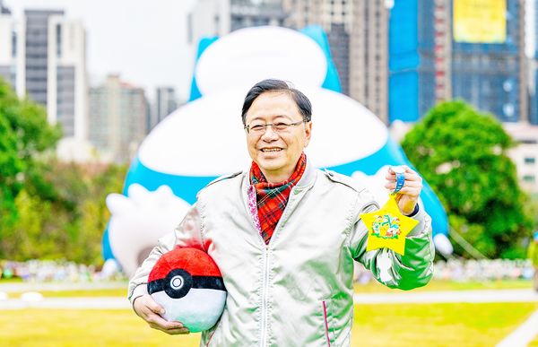 ▲2025台灣燈會昨晚已點燈試營運，市長張善政今天視察拿出精靈球與卡比獸合影。（圖／市府新聞處提供）
