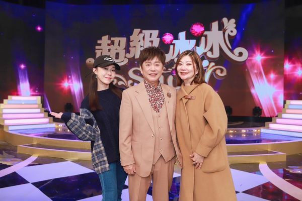 ▲女兒黃露瑤(左起)與黃西田跟妻子陳靜子。（圖／民視）
