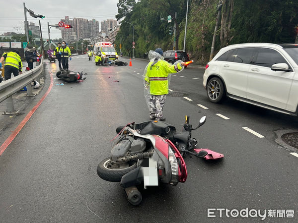 ▲▼女騎士左轉占用對向直行車道，害2騎士自摔倒地，女騎士也遭殃。(圖／記者邱中岳翻攝）