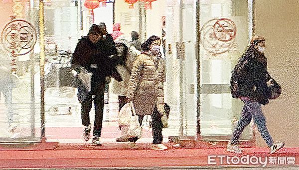 ▲受到大陸強烈冷氣團影響，中央氣象署發布桃市13區橙燈低溫特報，桃市今天低溫不到10度，市府員工都穿上厚重衣物禦寒。（圖／記者沈繼昌攝）
