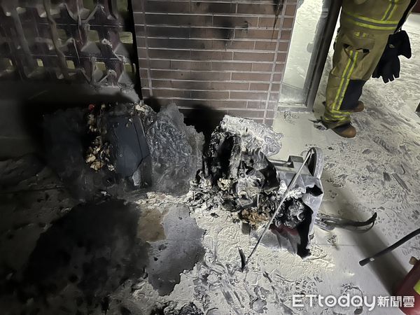 ▲▼   中正大學電機系走廊垃圾桶造成火警  。（圖／記者翁伊森翻攝）