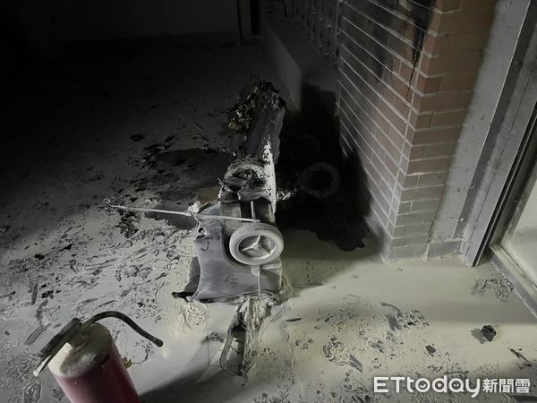 ▲▼   中正大學電機系走廊垃圾桶造成火警  。（圖／記者翁伊森翻攝）