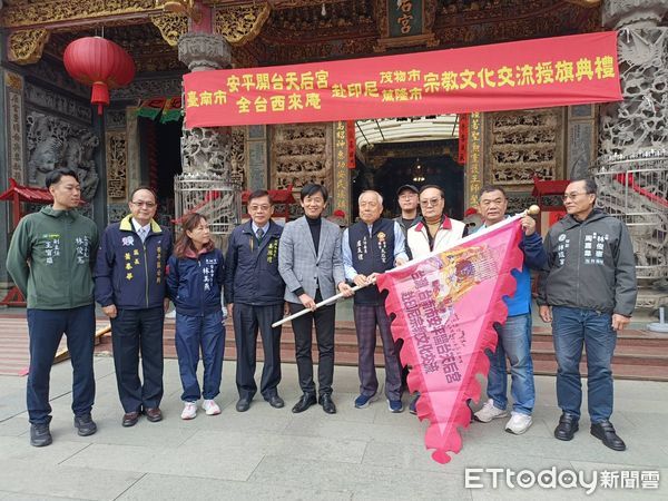 ▲台南安平開台天后宮媽祖神尊受邀前往印尼參加元宵嘉年華及遶境，市府對於全台媽祖第一尊出訪印尼相當重視，市長黃偉哲及副市長葉澤山前後分別前往授旗。（圖／記者林東良翻攝，下同）