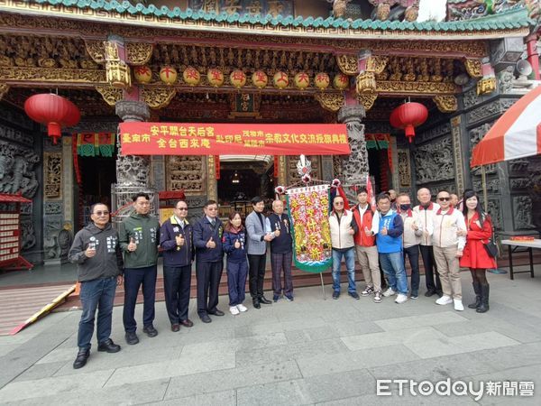 ▲台南安平開台天后宮媽祖神尊受邀前往印尼參加元宵嘉年華及遶境，市府對於全台媽祖第一尊出訪印尼相當重視，市長黃偉哲及副市長葉澤山前後分別前往授旗。（圖／記者林東良翻攝，下同）