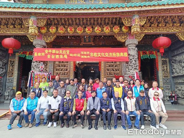 ▲台南安平開台天后宮媽祖神尊受邀前往印尼參加元宵嘉年華及遶境，市府對於全台媽祖第一尊出訪印尼相當重視，市長黃偉哲及副市長葉澤山前後分別前往授旗。（圖／記者林東良翻攝，下同）