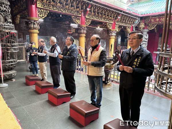 ▲台南安平開台天后宮媽祖神尊受邀前往印尼參加元宵嘉年華及遶境，市府對於全台媽祖第一尊出訪印尼相當重視，市長黃偉哲及副市長葉澤山前後分別前往授旗。（圖／記者林東良翻攝，下同）