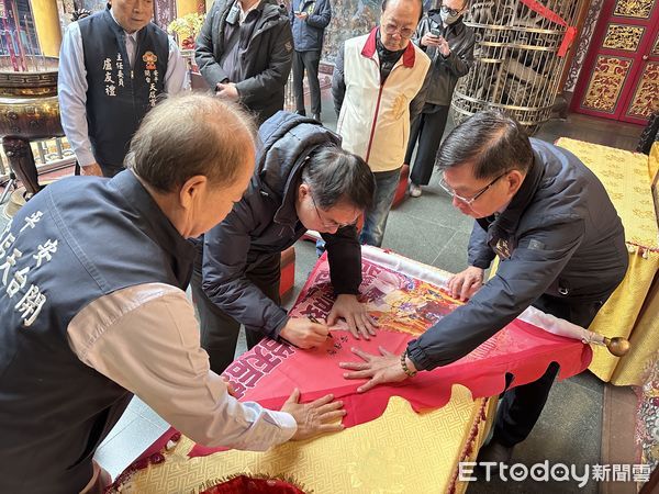 ▲台南安平開台天后宮媽祖神尊受邀前往印尼參加元宵嘉年華及遶境，市府對於全台媽祖第一尊出訪印尼相當重視，市長黃偉哲及副市長葉澤山前後分別前往授旗。（圖／記者林東良翻攝，下同）