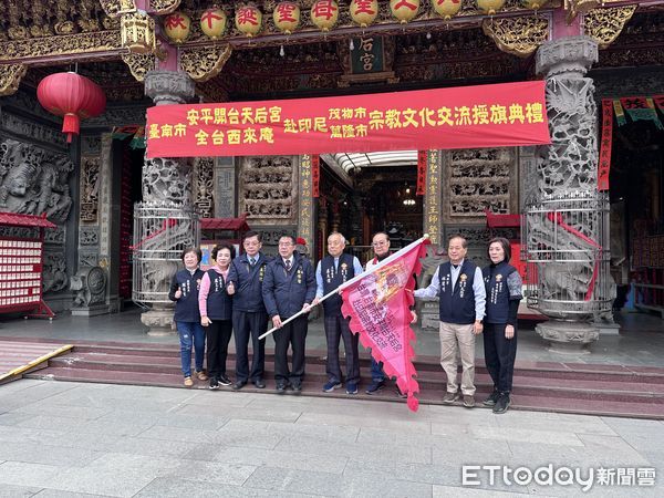 ▲台南安平開台天后宮媽祖神尊受邀前往印尼參加元宵嘉年華及遶境，市府對於全台媽祖第一尊出訪印尼相當重視，市長黃偉哲及副市長葉澤山前後分別前往授旗。（圖／記者林東良翻攝，下同）