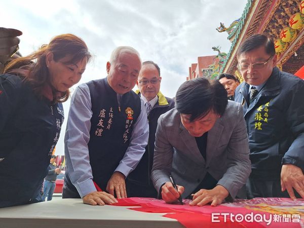 ▲台南安平開台天后宮媽祖神尊受邀前往印尼參加元宵嘉年華及遶境，市府對於全台媽祖第一尊出訪印尼相當重視，市長黃偉哲及副市長葉澤山前後分別前往授旗。（圖／記者林東良翻攝，下同）