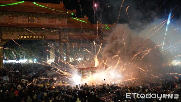 ▲台南正統鹿耳門聖母廟，「花火迎春系列活動」於國曆2月8日隆重登場，今年活動結合傳統民俗、宗教信仰與現代科技，帶來一場文化與祈福的盛宴。（圖／記者林東良翻攝，下同）