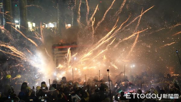 ▲台南正統鹿耳門聖母廟，「花火迎春系列活動」於國曆2月8日隆重登場，今年活動結合傳統民俗、宗教信仰與現代科技，帶來一場文化與祈福的盛宴。（圖／記者林東良翻攝，下同）