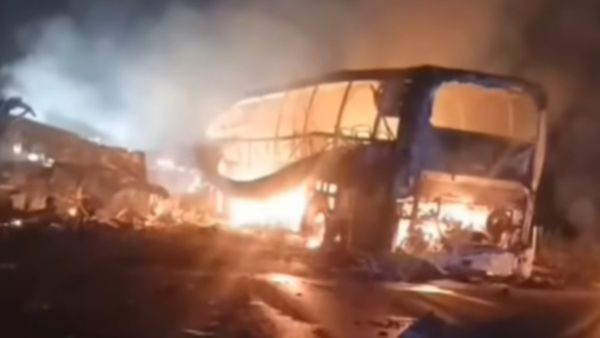 ▲▼墨西哥巴士撞擊起火　當地媒體稱「逾36人喪命」。（圖／翻攝臉書Tour`s acosta.）