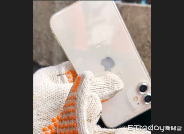 ▲學生iPhone掉到水溝裡。（圖／台中市環保局提供）
