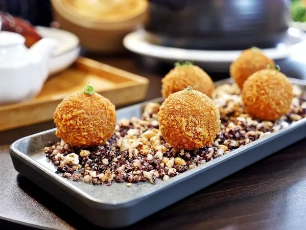 ▲▼南投小白宮變身美食殿堂！百年歷史建築融合旗袍體驗與創新台菜。（圖／靜香EAT授權提供）