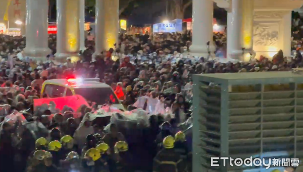 ▲▼台南鹿耳門聖母廟高空煙火秀，1男突倒地送醫不治             。（圖／民眾提供）