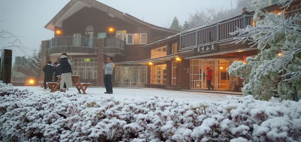 ▲▼遊客在太平山遊樂區，體驗冰雪世界。（圖／太平山莊提供，下同）