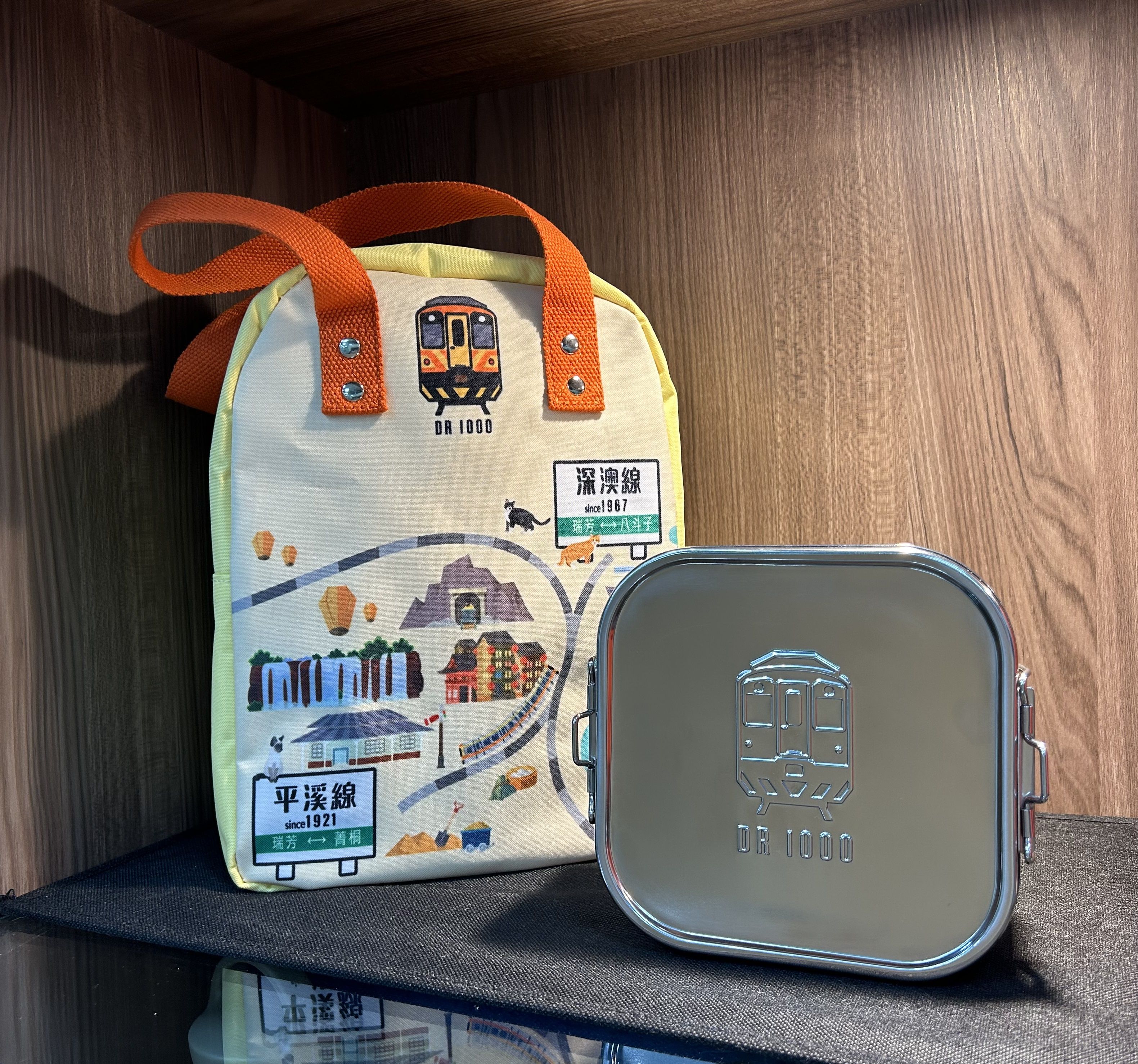 ▲▼配合台灣燈會，台鐵推出「TAIWAN」系列便當盒。（圖／台鐵公司提供）