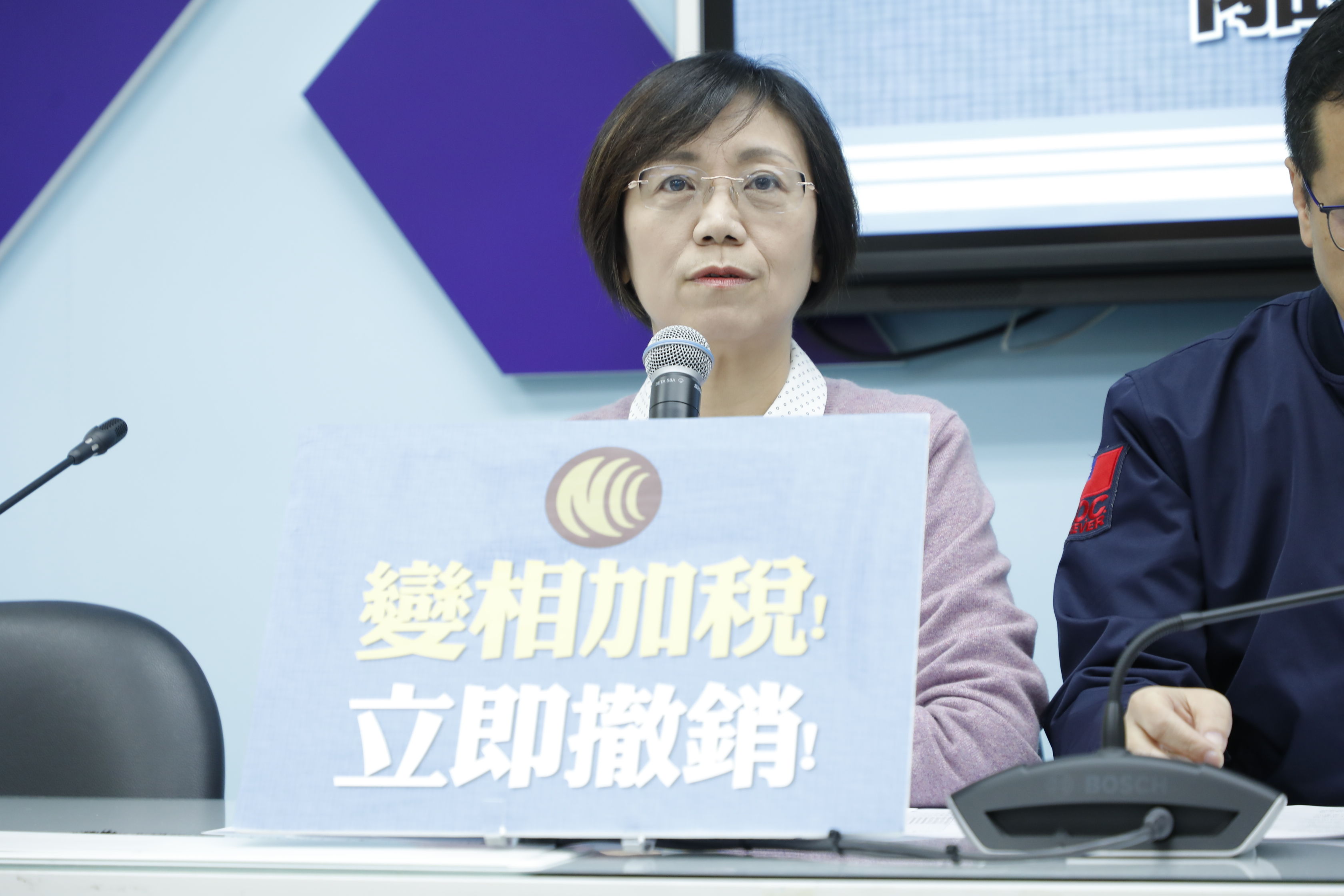 ▲▼國民黨團2/10召開「NCC假審查 真加稅！離譜！荒謬！」記者會，首席副書記長羅智強、立委廖先翔、翁曉玲出席。。（圖／記者湯興漢攝）