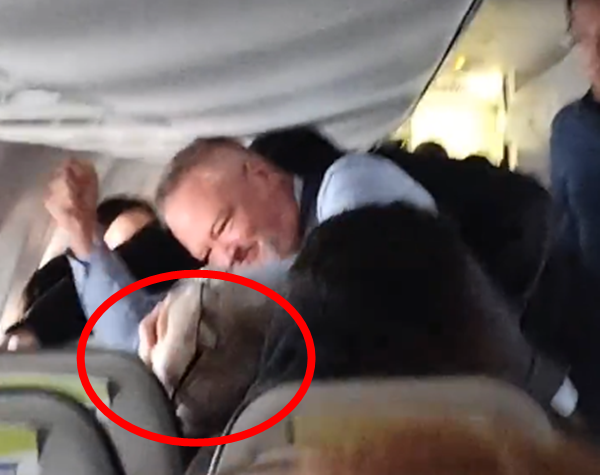 ▲▼男乘客攻擊前座女！　英勇空服員秒衝上前「連環暴打」帥氣制伏。（圖／@walterizzle）