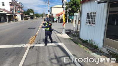 路口碎玻璃灑滿地　關山警借用竹掃把30分鐘掃除