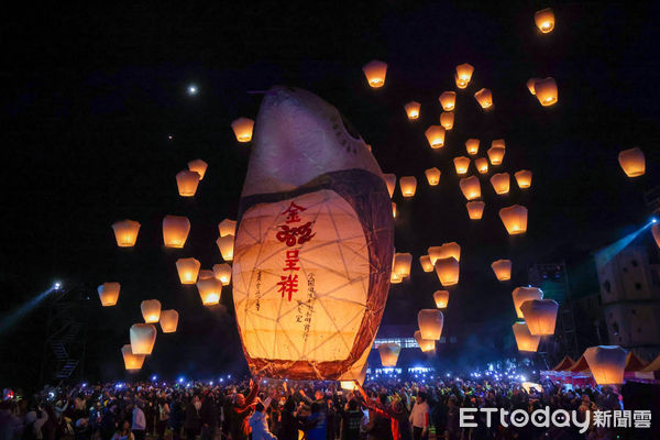 ▲2025新北平溪天燈節　侯友宜祈願國泰民安。（圖／記者郭世賢翻攝）