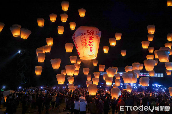 ▲2025新北平溪天燈節　侯友宜祈願國泰民安。（圖／記者郭世賢翻攝）