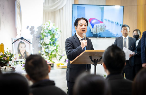 ▲▼總統賴清德出席空軍清泉崗基地第三聯隊士官長胡鐙云公奠，並頒授旌忠狀。（圖／總統府提供）