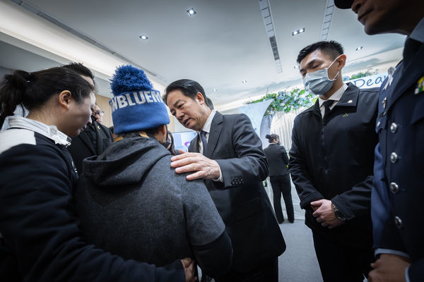 ▲▼總統賴清德出席空軍清泉崗基地第三聯隊士官長胡鐙云公奠，並頒授旌忠狀。（圖／總統府提供）