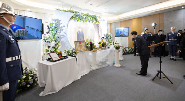 ▲▼總統賴清德出席空軍清泉崗基地第三聯隊士官長胡鐙云公奠，並頒授旌忠狀。（圖／總統府提供）