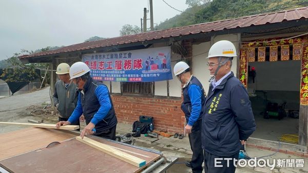 ▲台南市「做工行善團」，9日兵分三路前往楠西區龜丹里進行修繕任務、官田區二手家具倉庫搬運衣櫥、桌椅等家具給楠西修繕案家，另木工、電子加工、泥水等工會志工則前往楠西區密枝里李姓低收震災戶進行聯合會勘。（圖／記者林東良翻攝，下同）