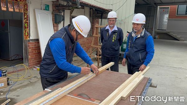 ▲台南市「做工行善團」，9日兵分三路前往楠西區龜丹里進行修繕任務、官田區二手家具倉庫搬運衣櫥、桌椅等家具給楠西修繕案家，另木工、電子加工、泥水等工會志工則前往楠西區密枝里李姓低收震災戶進行聯合會勘。（圖／記者林東良翻攝，下同）