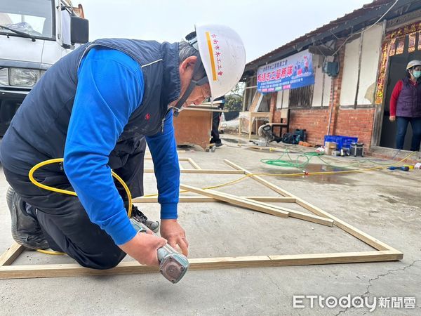 ▲台南市「做工行善團」，9日兵分三路前往楠西區龜丹里進行修繕任務、官田區二手家具倉庫搬運衣櫥、桌椅等家具給楠西修繕案家，另木工、電子加工、泥水等工會志工則前往楠西區密枝里李姓低收震災戶進行聯合會勘。（圖／記者林東良翻攝，下同）