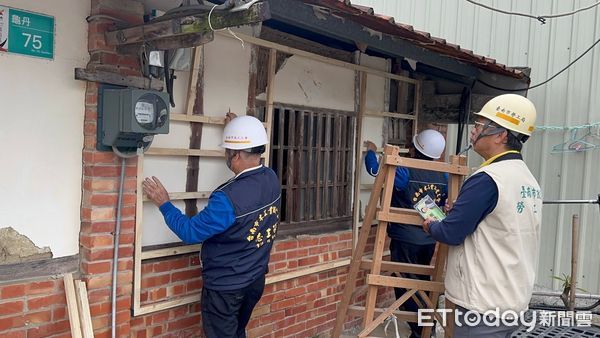 ▲台南市「做工行善團」，9日兵分三路前往楠西區龜丹里進行修繕任務、官田區二手家具倉庫搬運衣櫥、桌椅等家具給楠西修繕案家，另木工、電子加工、泥水等工會志工則前往楠西區密枝里李姓低收震災戶進行聯合會勘。（圖／記者林東良翻攝，下同）