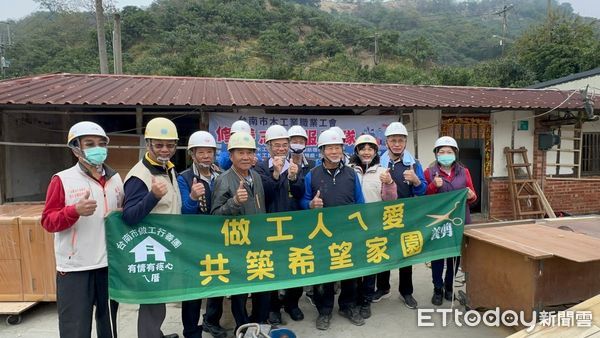 ▲台南市「做工行善團」，9日兵分三路前往楠西區龜丹里進行修繕任務、官田區二手家具倉庫搬運衣櫥、桌椅等家具給楠西修繕案家，另木工、電子加工、泥水等工會志工則前往楠西區密枝里李姓低收震災戶進行聯合會勘。（圖／記者林東良翻攝，下同）