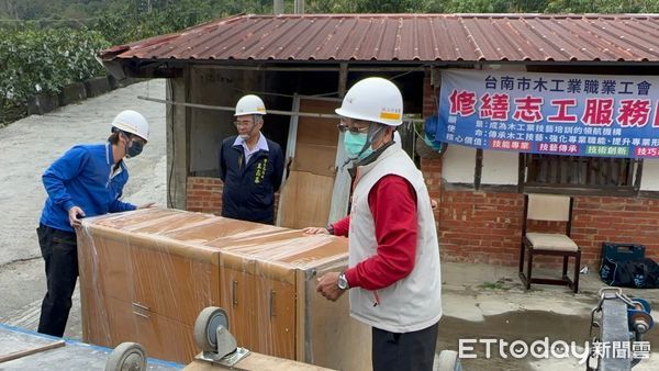▲台南市「做工行善團」，9日兵分三路前往楠西區龜丹里進行修繕任務、官田區二手家具倉庫搬運衣櫥、桌椅等家具給楠西修繕案家，另木工、電子加工、泥水等工會志工則前往楠西區密枝里李姓低收震災戶進行聯合會勘。（圖／記者林東良翻攝，下同）