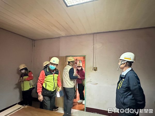 ▲台南市「做工行善團」，9日兵分三路前往楠西區龜丹里進行修繕任務、官田區二手家具倉庫搬運衣櫥、桌椅等家具給楠西修繕案家，另木工、電子加工、泥水等工會志工則前往楠西區密枝里李姓低收震災戶進行聯合會勘。（圖／記者林東良翻攝，下同）