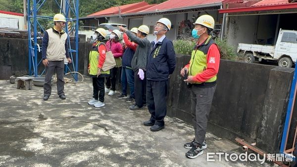 ▲台南市「做工行善團」，9日兵分三路前往楠西區龜丹里進行修繕任務、官田區二手家具倉庫搬運衣櫥、桌椅等家具給楠西修繕案家，另木工、電子加工、泥水等工會志工則前往楠西區密枝里李姓低收震災戶進行聯合會勘。（圖／記者林東良翻攝，下同）