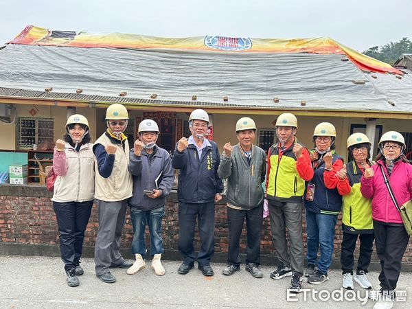 ▲台南市「做工行善團」，9日兵分三路前往楠西區龜丹里進行修繕任務、官田區二手家具倉庫搬運衣櫥、桌椅等家具給楠西修繕案家，另木工、電子加工、泥水等工會志工則前往楠西區密枝里李姓低收震災戶進行聯合會勘。（圖／記者林東良翻攝，下同）