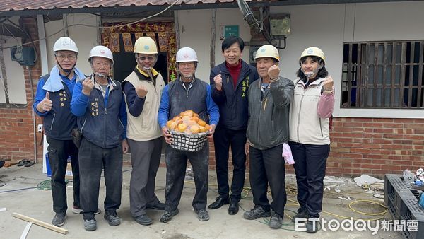 ▲台南市「做工行善團」，9日兵分三路前往楠西區龜丹里進行修繕任務、官田區二手家具倉庫搬運衣櫥、桌椅等家具給楠西修繕案家，另木工、電子加工、泥水等工會志工則前往楠西區密枝里李姓低收震災戶進行聯合會勘。（圖／記者林東良翻攝，下同）