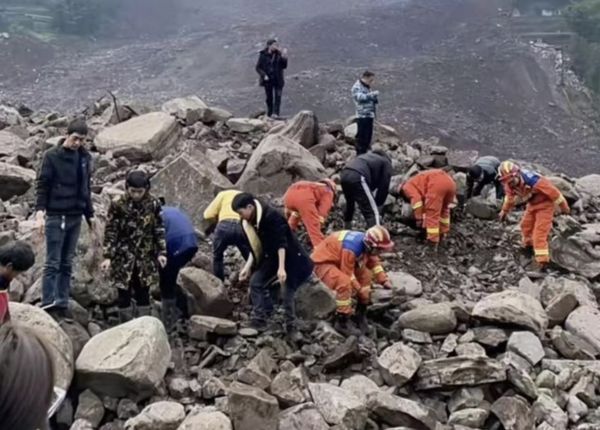 ▲▼四川山崩29人失聯！村民徒手挖掘救家人「滑坡仍在持續」。（圖／翻攝微博）
