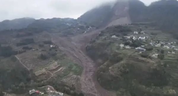 ▲▼四川山崩29人失聯！村民徒手挖掘救家人「滑坡仍在持續」。（圖／翻攝微博）