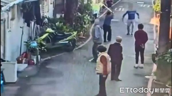 ▲林姓老翁不滿鄰居佔地曬衣、持鋼劍木刀追砍鄰居遭警方逮捕。（圖／記者張君豪翻攝）