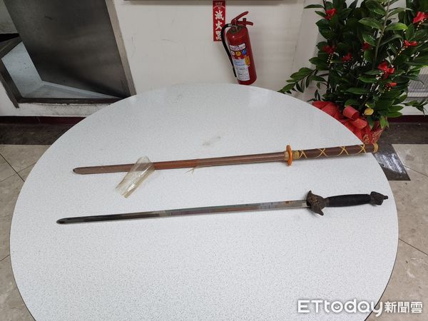 ▲林姓老翁不滿鄰居佔地曬衣、持鋼劍木刀追砍鄰居遭警方逮捕。（圖／記者張君豪翻攝）