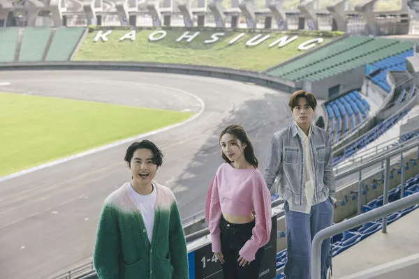 ▲告五人行程忙碌，仍先南下到高雄世運場勘。（圖／相信音樂提供）