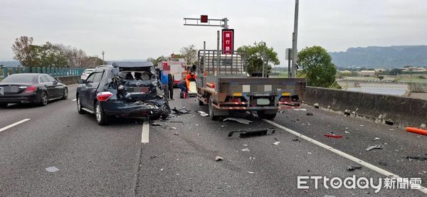 ▲▼             國3名間段4車連環撞。（圖／記者高堂堯翻攝，下同）